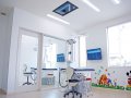 天井テレビでアニメ鑑賞しながら治療ができる小児歯科 診療室